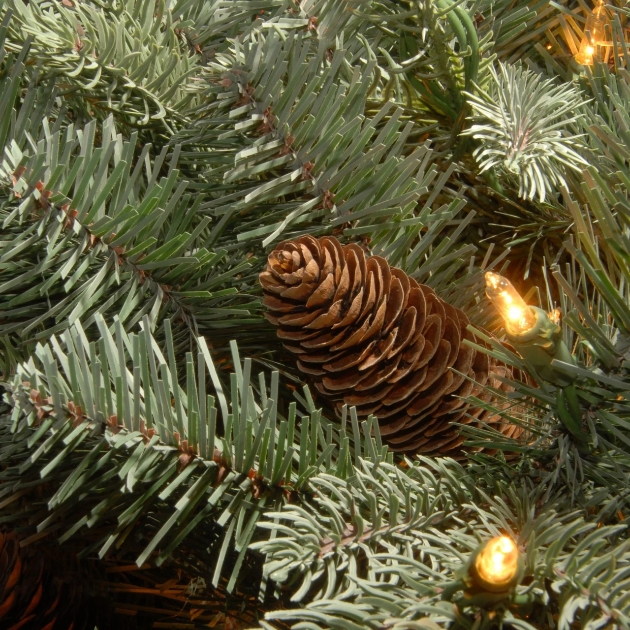 9' Pre-Lit Artificial Christmas Garland - Clear Lights 2 9' Pre-Lit Artificial Christmas Garland - Clear Lights - Image 2